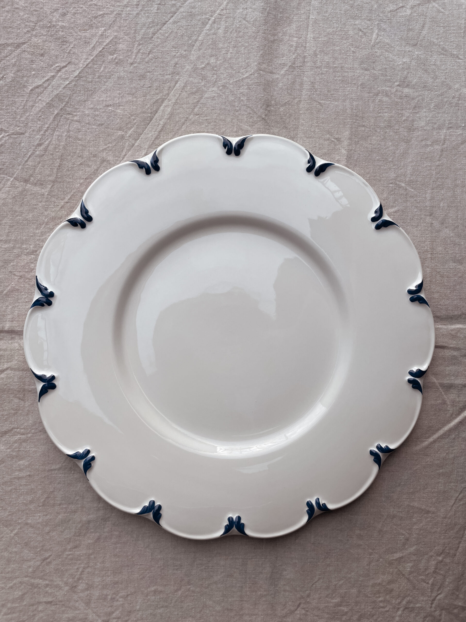 Duży talerz wzór Smerlato II kolor biały zdobienie kobalt