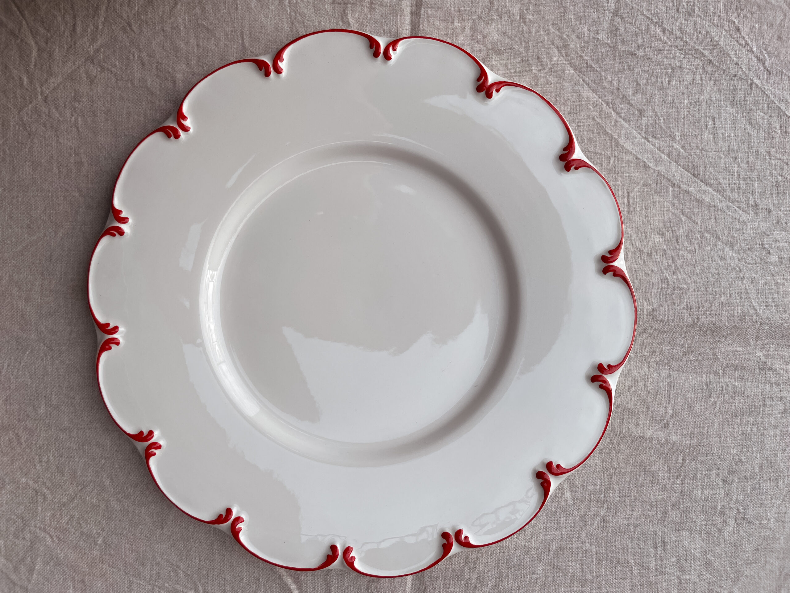Duży talerz wzór Smerlato I kolor biały zdobienie czerwone
